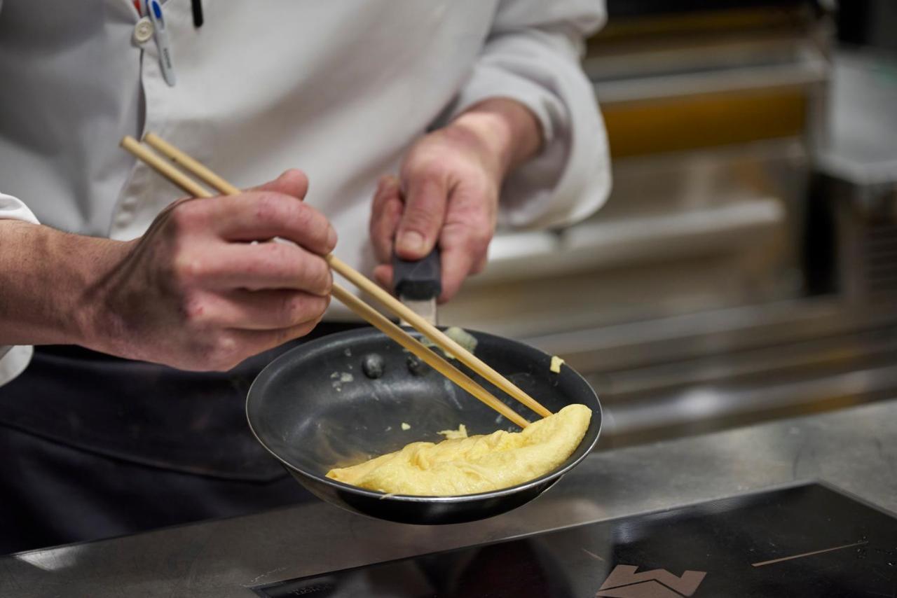 Hotel Dhawa Yura Kyoto - Banyan Group Exteriér fotografie A chef using a wok and a spatula