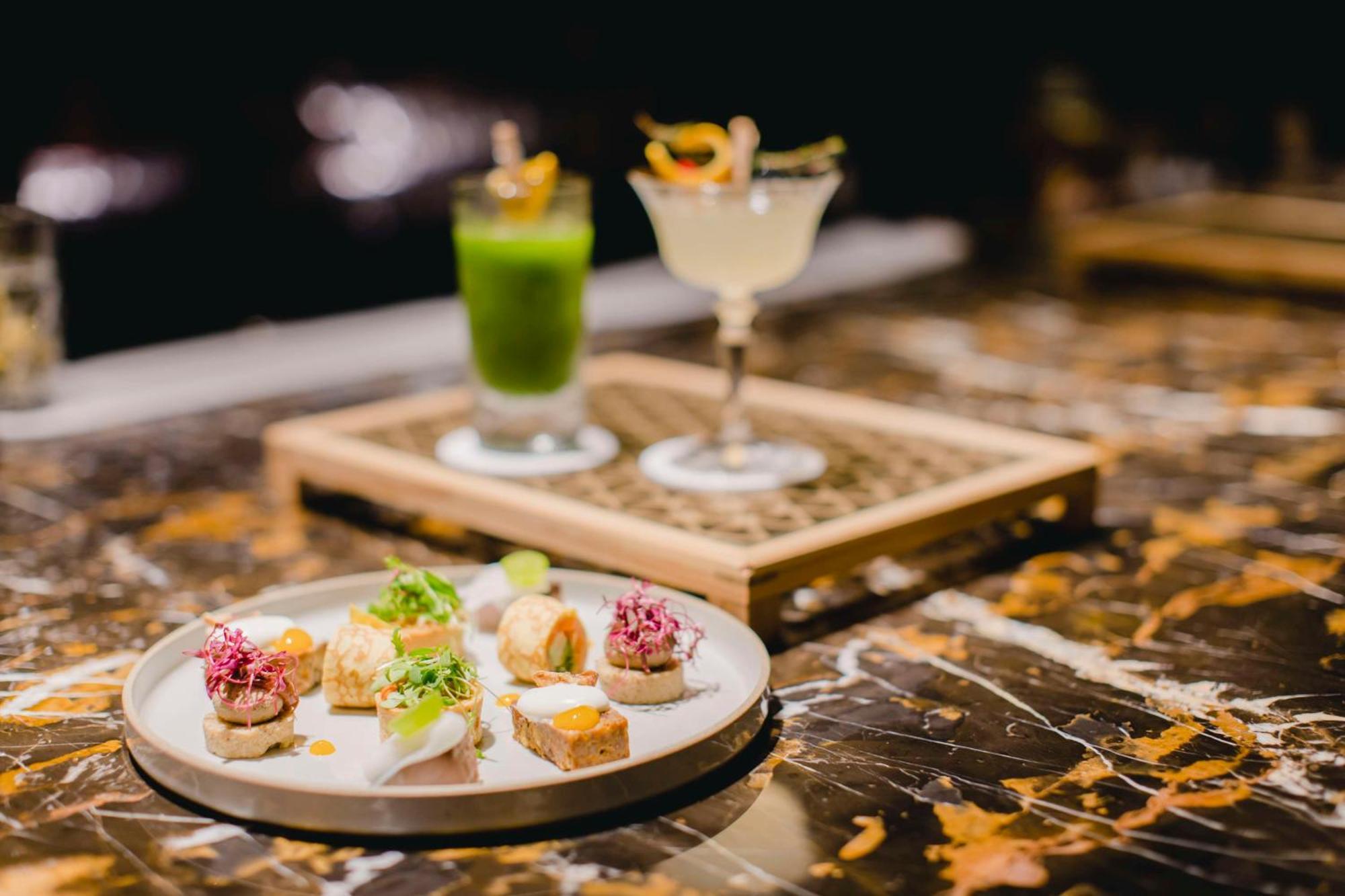 Hotel Dhawa Yura Kyoto - Banyan Group Exteriér fotografie A selection of cocktails and hors d'oeuvres at the bar